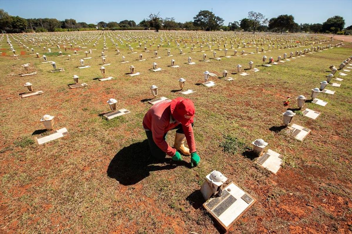 Un jardinero en un cementerio de Brasilia.