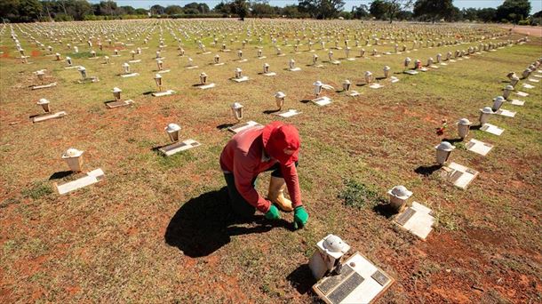 Un jardinero en un cementerio de Brasilia.