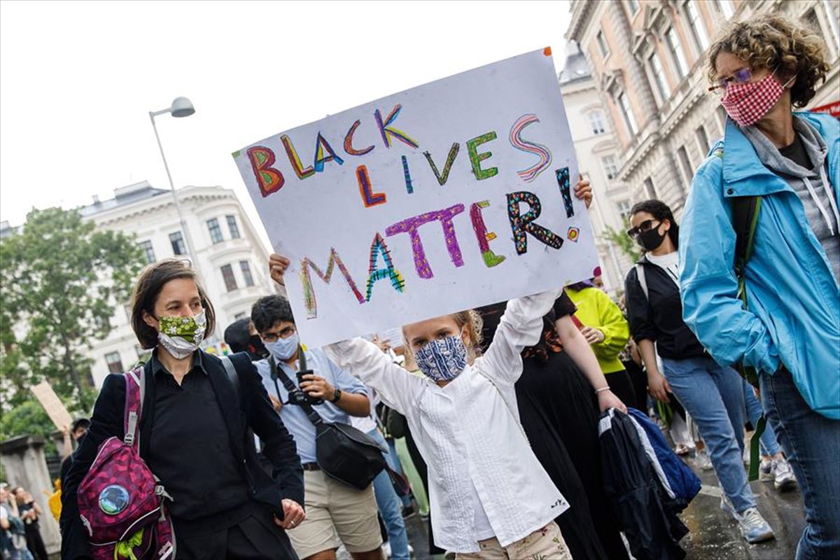 Manifestantes sostienen pancartas con el lema 'Black Lives Matter' en Viena