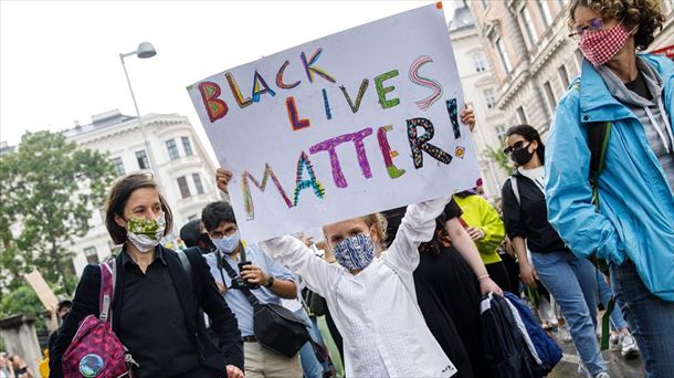 Manifestariek 'Black Lives Matter' leloa zuten pankartei eutsi diete Vienan