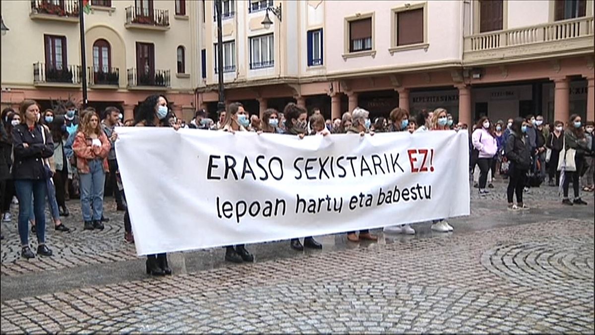 Pancarta de la concentración de repulsa en Zarautz