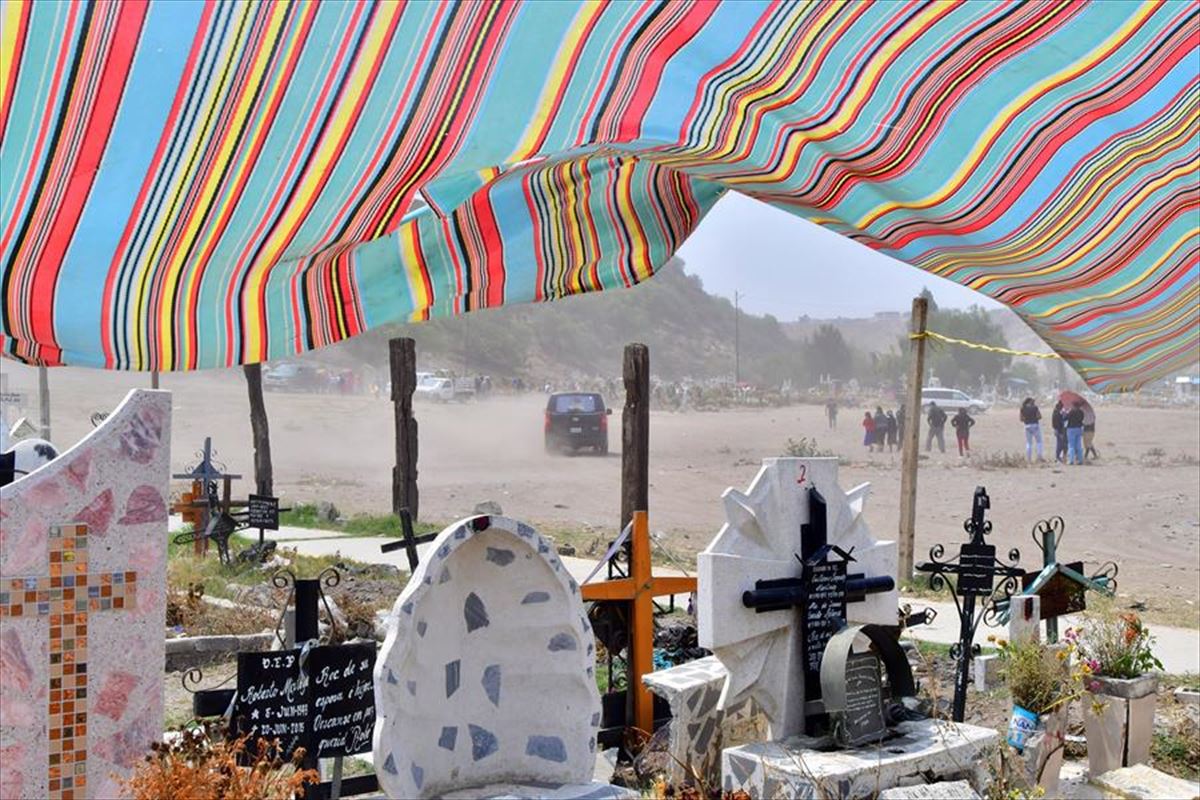 Un cementerio con tumbas de víctimas de la COVID-19, en México.