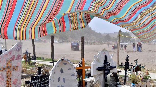 Un cementerio con tumbas de víctimas de la COVID-19, en México.