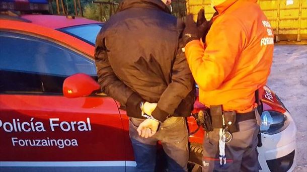 Un agente de la Policía Foral en otro arresto. 