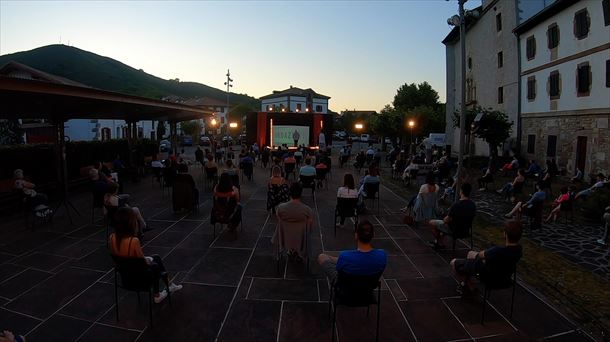 Grabación del programa "Herri Txiki, Infernu Handi" en la plaza de Urdazubi ante sus vecinos