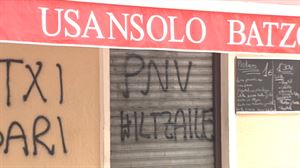 EAJren eta PSEren hainbat egoitzetan pintaketak egin dituzte