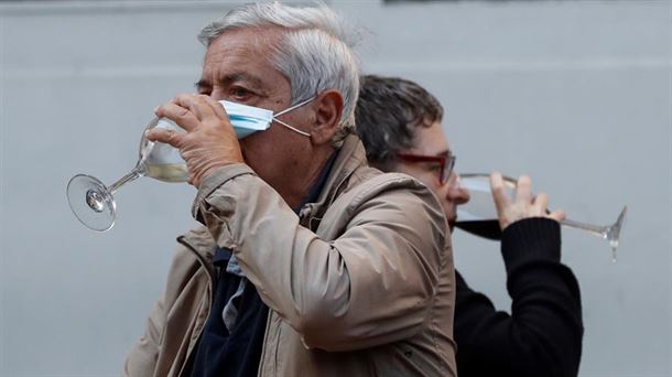 Dos personas en una terraza en Donostia.