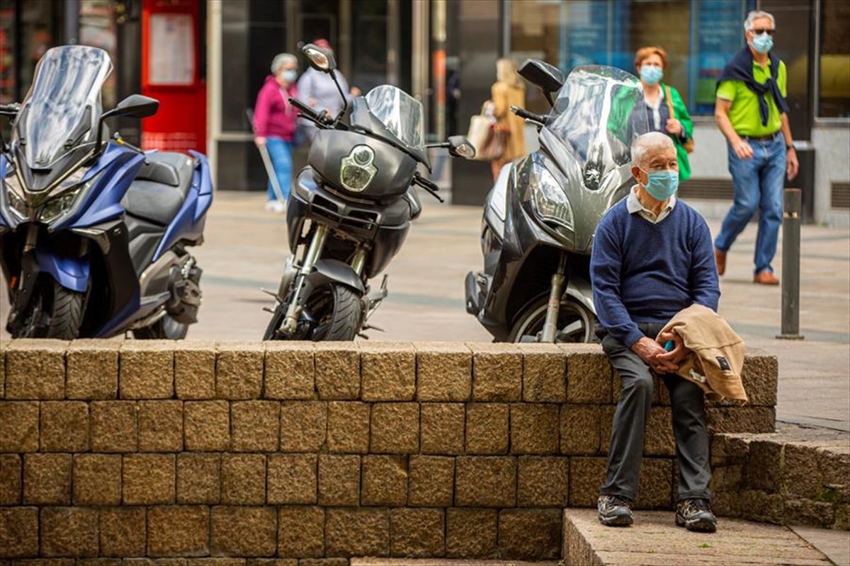 Un hombre, con mascarilla, en una calle de Vitoria-Gasteiz