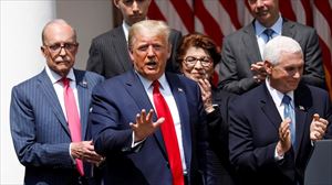 Trumpek hauteskundeak atzeratzea iradoki du