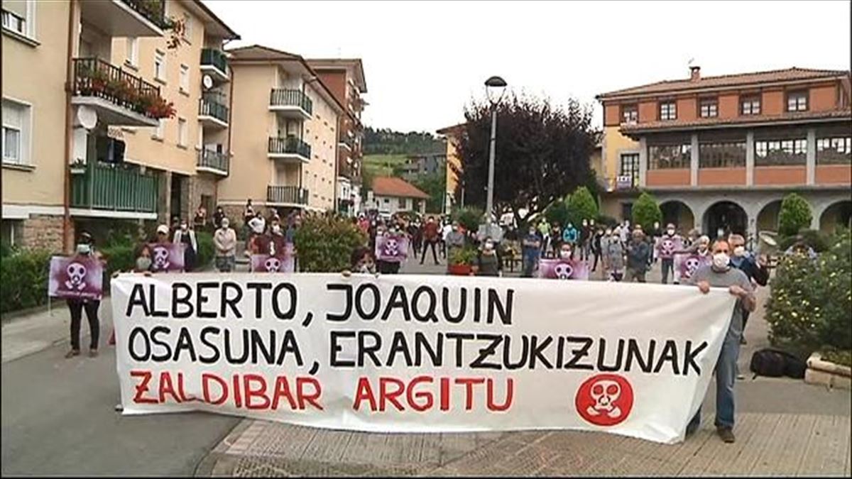 Cientos de personas se han movilizado este sábado en Zaldibar. Imagen obtenida de un vídeo de EiTB.