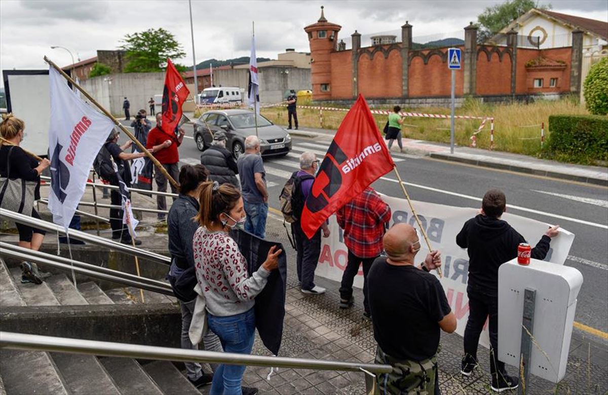 Los concentrados ante la cárcel de Basauri (Bizkaia). Foto: EFE