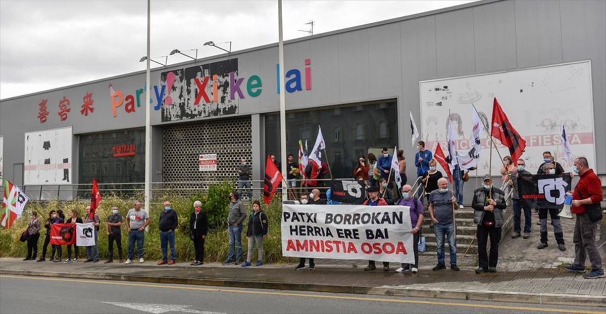 Concentración en apoyo al preso Patxi Ruiz ante la cárcel de Basauri. Foto: EFE