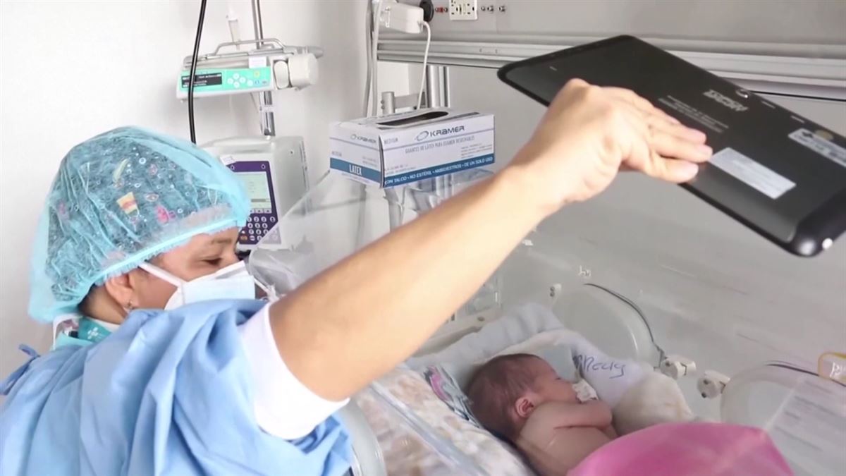Una madre ve a su recién nacido por videollamada