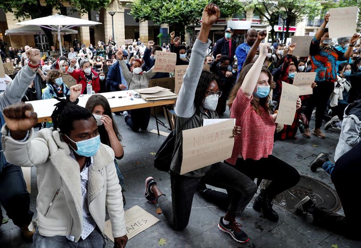 Manifestantes arrodillados en Donostia-San Sebastián. Foto: EFE