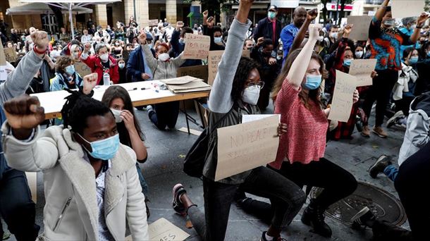 Manifestantes arrodillados en Donostia-San Sebastián. Foto: EFE