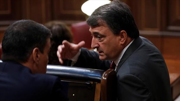 Pedro Sánchez y Aitor Esteban en el Congreso.