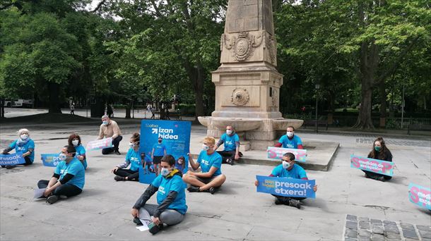 Representantes de Sare Navarra en la plaza de Recoletas