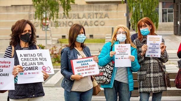 Protesta de los sindicatos ante el Gobierno Vasco en Vitoria-Gasteiz.