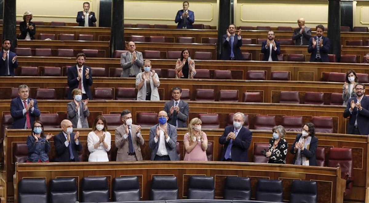 PSOEko hainbat diputatu, txaloka, dekretua baliozkotuta
