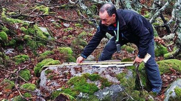 Javi Castro localiza canteras moleras por los restos de ruedas de molino en los montes