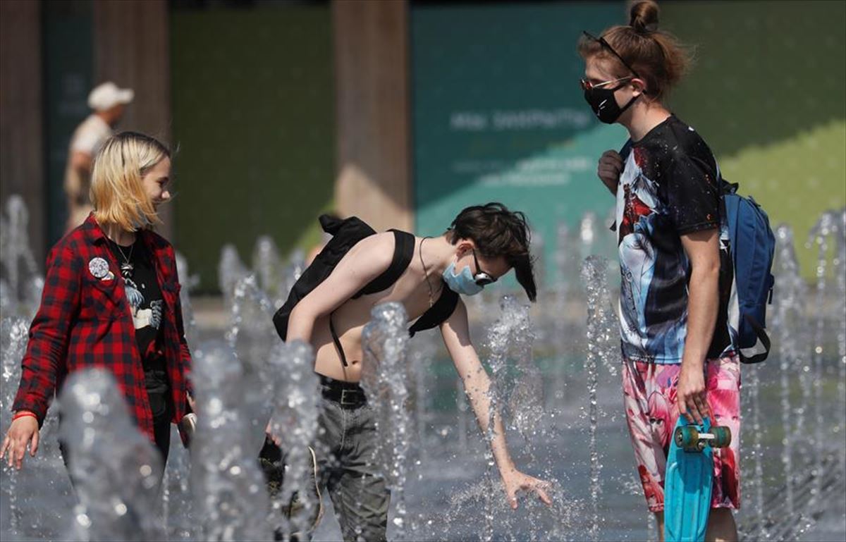 Tres personas intentan aliviar el calor el sábado en Moscú (Rusia). Foto: EFE
