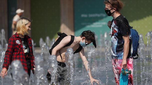 Tres personas intentan aliviar el calor el sábado en Moscú (Rusia). Foto: EFE