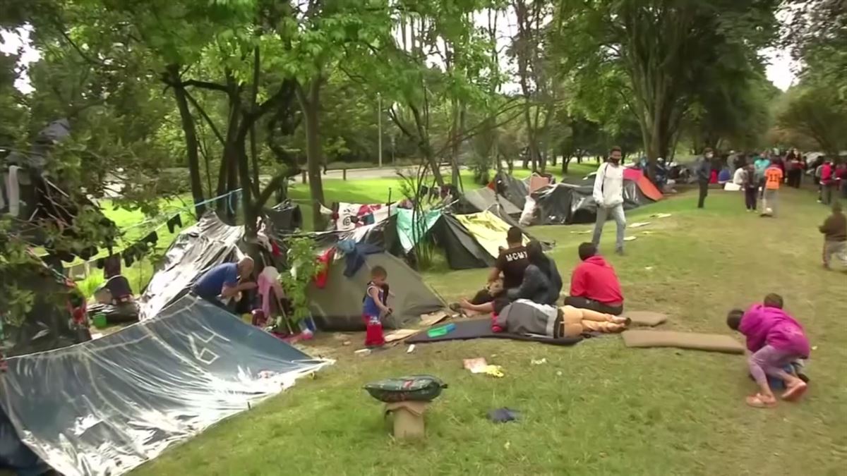 Cientos de venezolanos esperan en la frontera de Colombia y en Bogotá