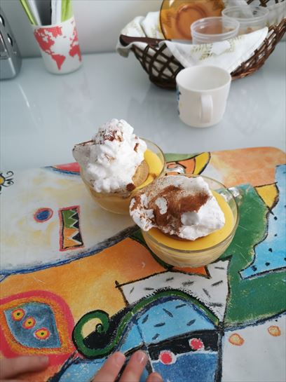 Natillas caseras con galleta y merengue