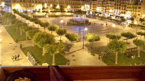 Gaztelu Plazara begira afari berezia "Gran Hotel La Perla"-ko "terraza bertikalean"