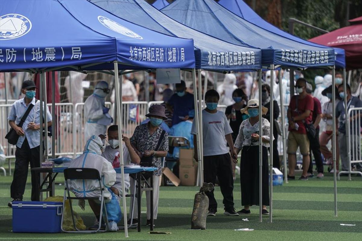Residentes o gente que visitó el mercado de Xinfadi hacen cola para hacerse el test de coronavirus