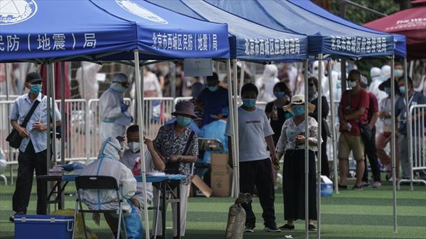 Residentes o gente que visitó el mercado de Xinfadi hacen cola para hacerse el test de coronavirus