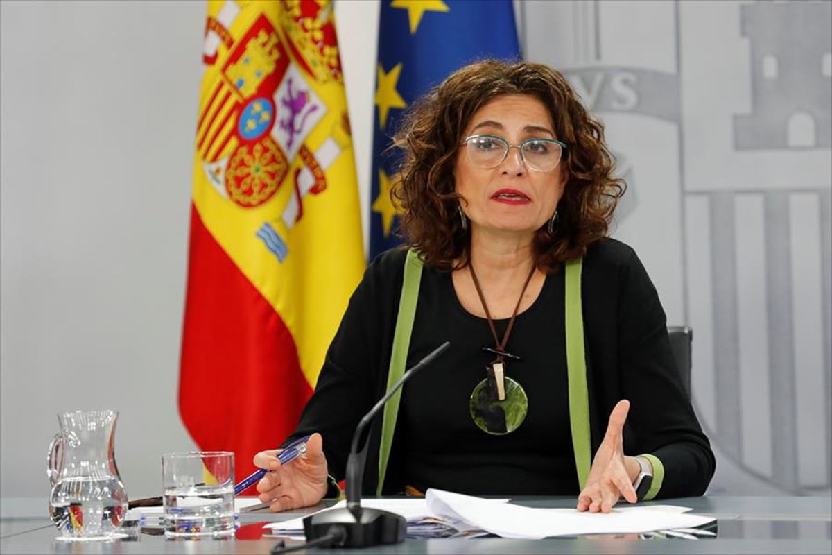 La portavoz del Gobierno y ministra de Hacienda, María Jesús Montero, durante la rueda de prensa hoy