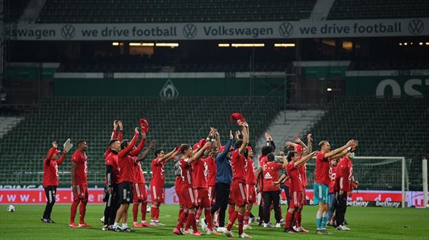 Los jugadores del Bayern celebran el título