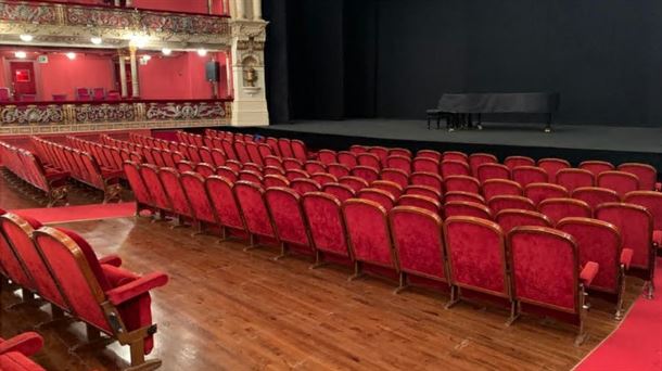 Imagen del Teatro Arriaga con el piano de Joaquín Achucarro sobre el escenario