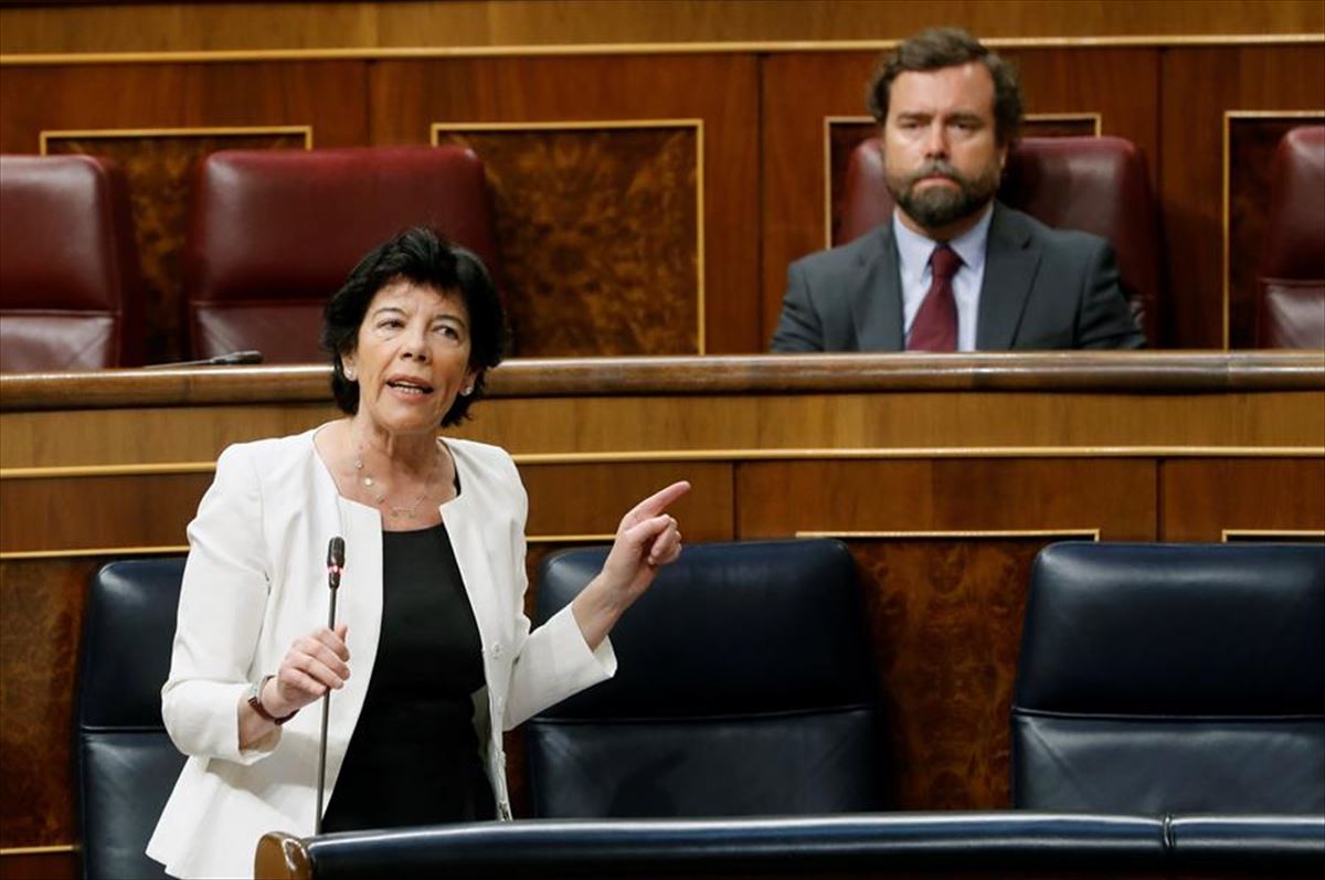 La ministra de Educación, Isabel Celaá, durante su intervención en el Congreso