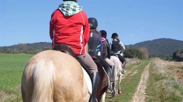 Gaubea Centro Ecuestre oferta talleres para jóvenes en julio en Villamaderne