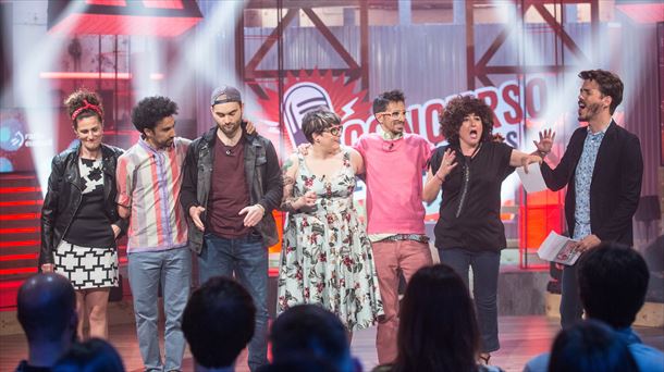 Radio Euskadiko Bakarrizketa Lehiaketaren 2. ediziko finalistak eta Sergio Arrospide aurkezlea.