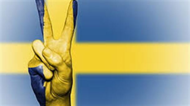 Bandera sueca con el gesto de la victoria.
