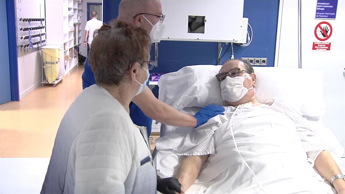 Último paciente con covid-19 del Hospital Santiago de Vitoria. Foto obtenida de un vídeo de ETB.