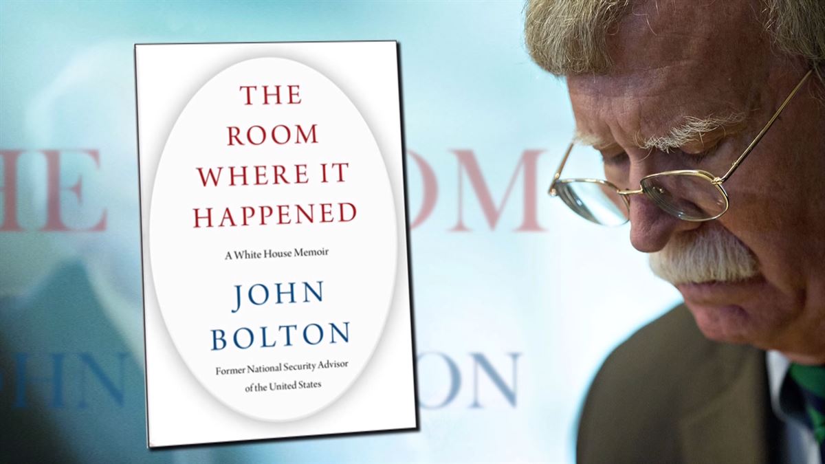 Libro de John Bolton. Imagen obtenida de un vídeo de ETB.