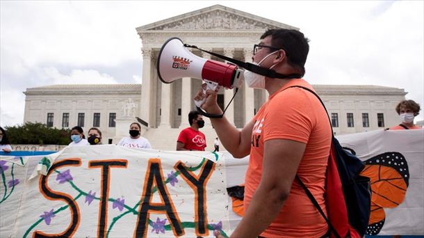 Migrantes se concentran ante el Tribunal Supremo en Washington.