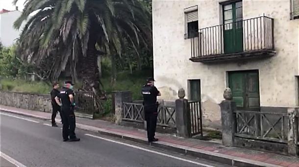 Agentes de la policía ante una casa ocupada