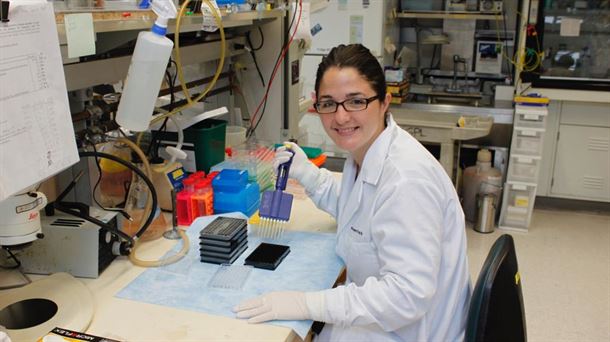 Jone López-Erauskin en el laboratorio del instituto Ludwig, en San Diego. 