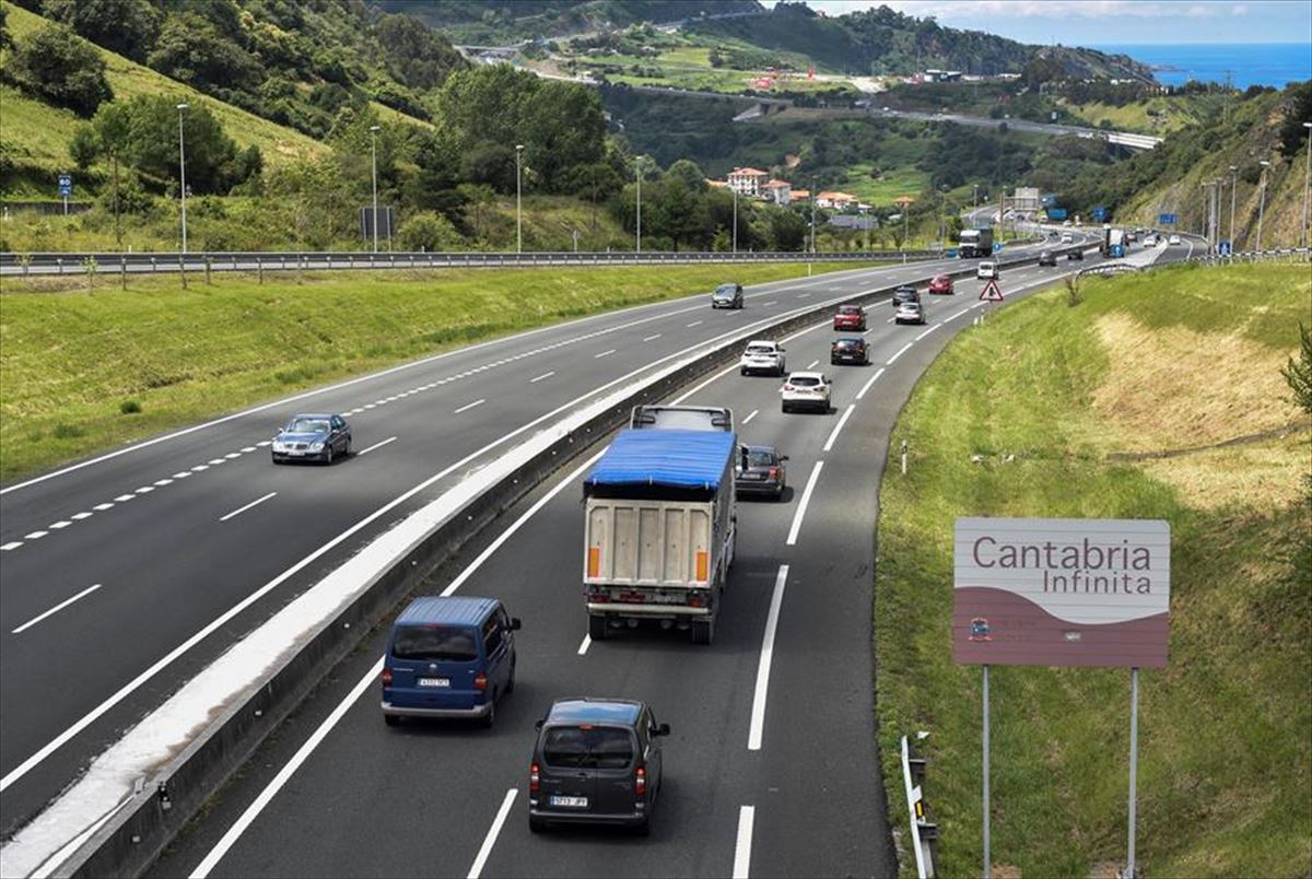 Tráfico en la frontera de Bizkaia y Cantabria.