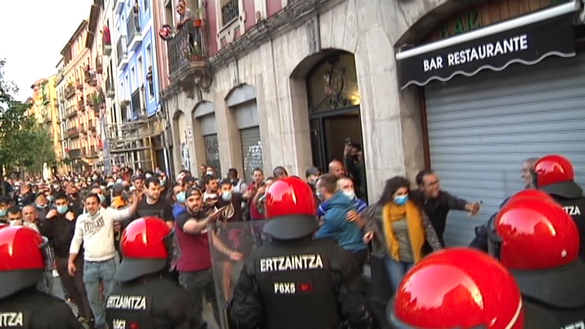 El mitin de Vox en Bilbao termina con incidentes.