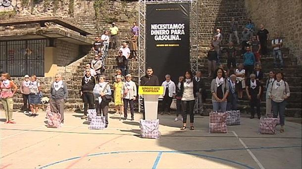 Presentación en Donostia bajo el lema "Necesitamos dinero para gasolina". Imagen: EiTB