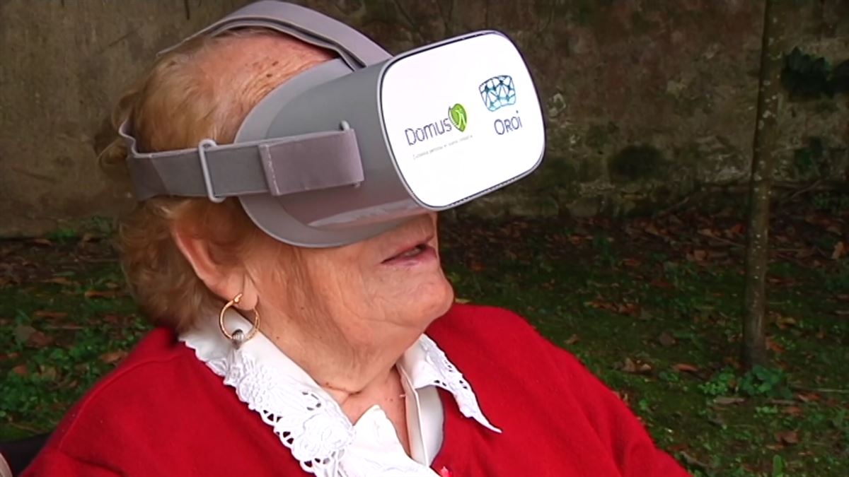 Una usuaria de residencia, usando gafas de realidad virtual