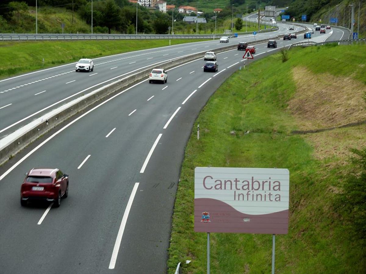 A-8 autobidearen irudia, Euskadi eta Kantabria arteko mugan.