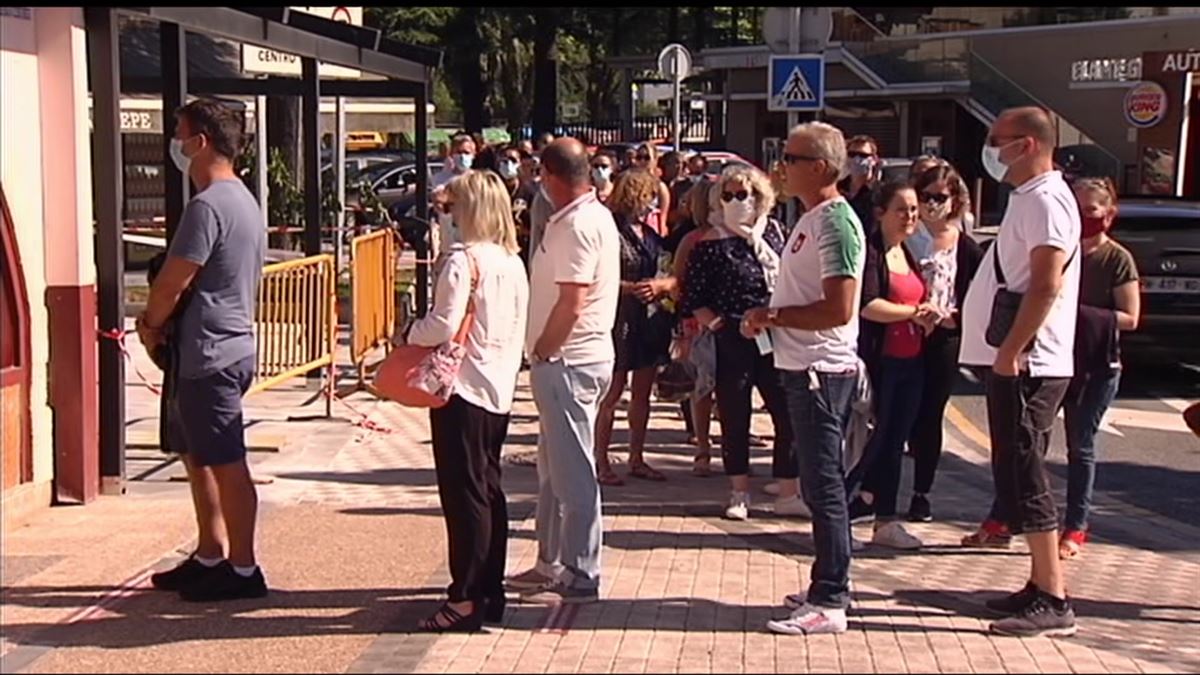 Jende andana tabakoa eta alkohola erosten mugako dendetan