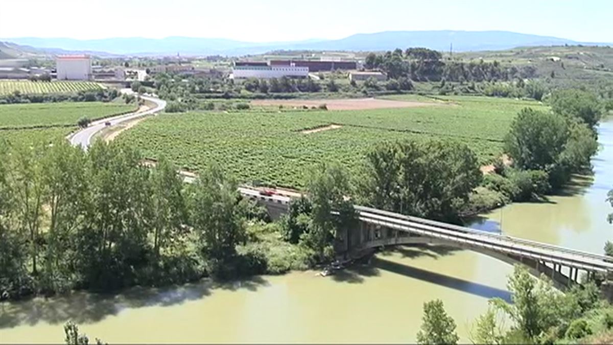Ebro Ibaiak banatzen ditu Araba eta Errioxa Lapuebla de Labarcan